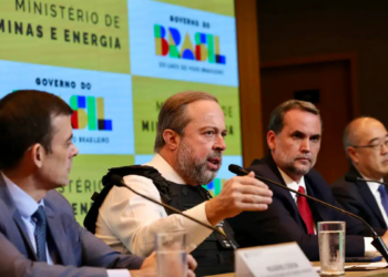 Governo federal anuncia três decretos para conter preços de combustíveis e reforçar controle sobre distribuidoras em meio à alta do petróleo.