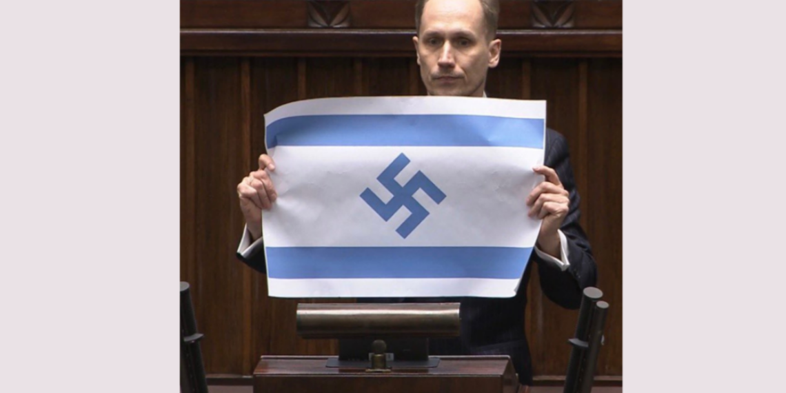 Sessão no Parlamento da Polônia foi marcada por tensão após deputado Konrad Berkowicz fazer declarações sobre Israel e exibir cartaz considerado ofensivo, gerando condenação do governo.