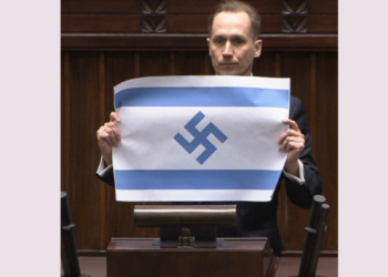 Sessão no Parlamento da Polônia foi marcada por tensão após deputado Konrad Berkowicz fazer declarações sobre Israel e exibir cartaz considerado ofensivo, gerando condenação do governo.