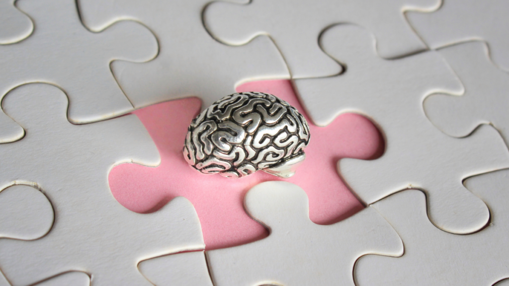 Pesquisas apontam que o canabidiol pode ajudar a reduzir impactos do Alzheimer. Estudos indicam ação anti-inflamatória e proteção das funções cerebrais.