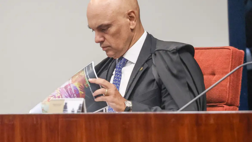 STF autoriza investigação contra Flávio Bolsonaro por suposta calúnia contra Lula após publicação em rede social. Polícia Federal terá 60 dias para apurar o caso.