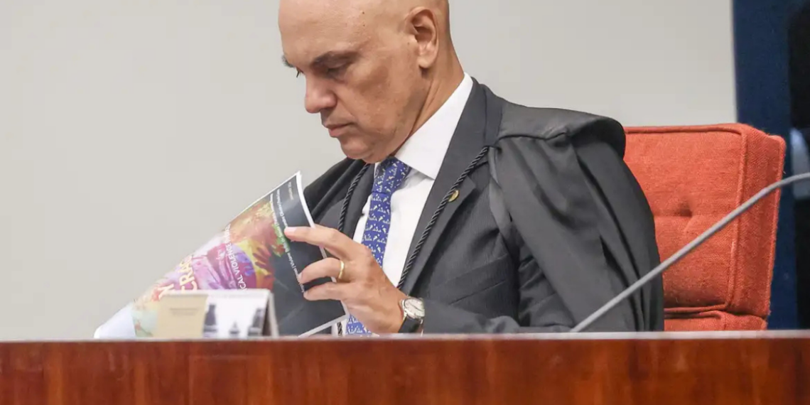 STF autoriza investigação contra Flávio Bolsonaro por suposta calúnia contra Lula após publicação em rede social. Polícia Federal terá 60 dias para apurar o caso.