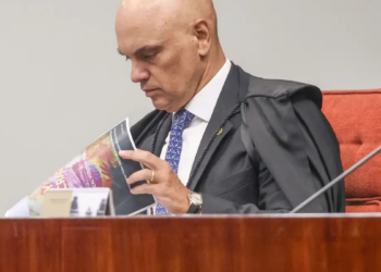 STF autoriza investigação contra Flávio Bolsonaro por suposta calúnia contra Lula após publicação em rede social. Polícia Federal terá 60 dias para apurar o caso.