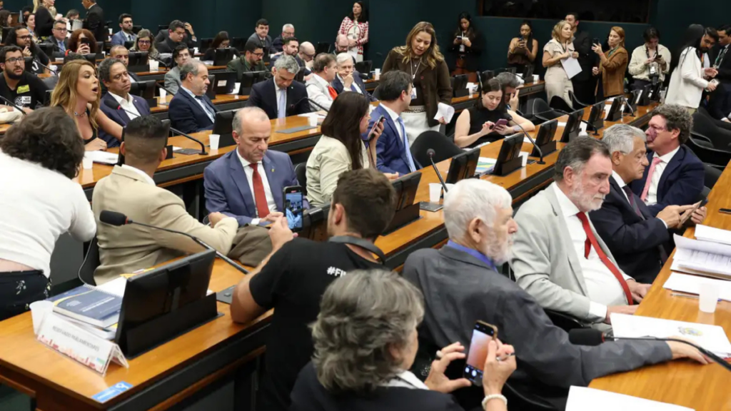 Comissão da Câmara adia votação de PEC que acaba com escala 6x1; governo envia projeto com urgência para reduzir jornada semanal de trabalho.