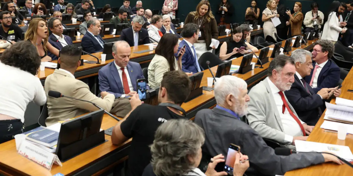 Comissão da Câmara adia votação de PEC que acaba com escala 6x1; governo envia projeto com urgência para reduzir jornada semanal de trabalho.