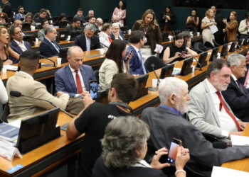 Comissão da Câmara adia votação de PEC que acaba com escala 6x1; governo envia projeto com urgência para reduzir jornada semanal de trabalho.