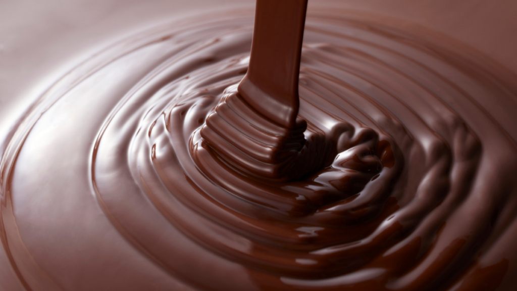 Senado aprova projeto que define novos padrões mínimos de cacau em chocolates no Brasil e cria regras de transparência na rotulagem de produtos.