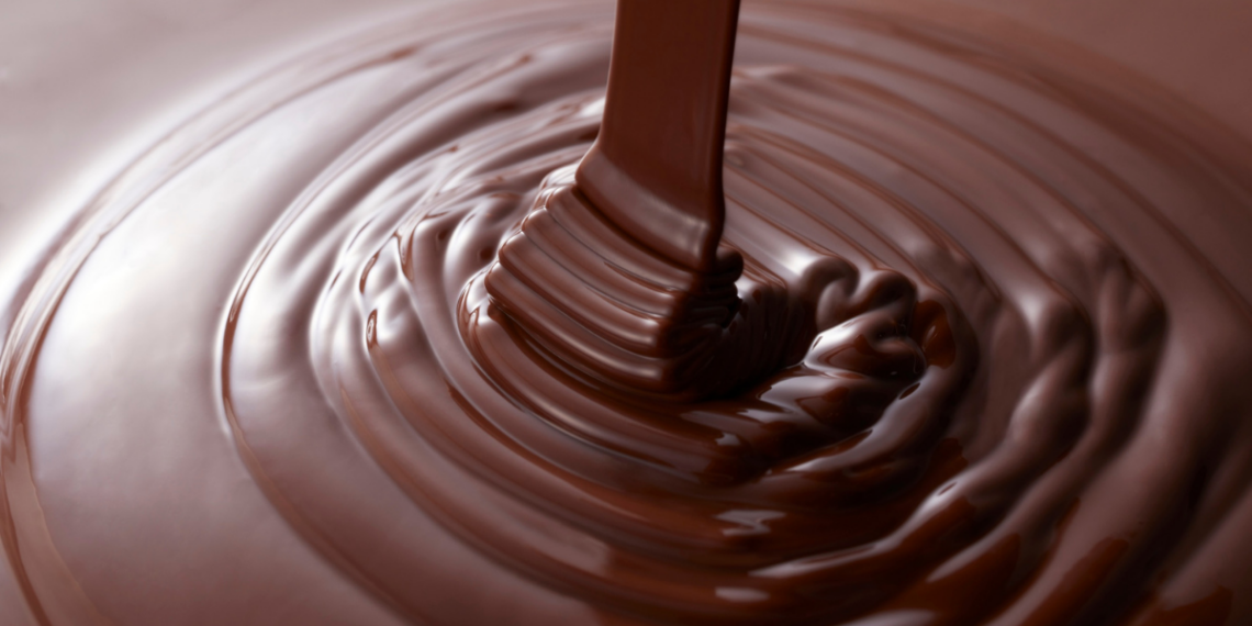 Senado aprova projeto que define novos padrões mínimos de cacau em chocolates no Brasil e cria regras de transparência na rotulagem de produtos.