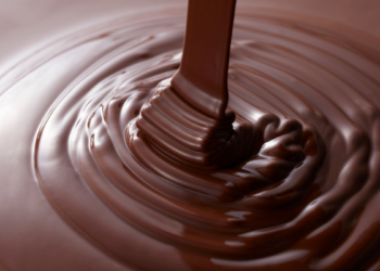 Senado aprova projeto que define novos padrões mínimos de cacau em chocolates no Brasil e cria regras de transparência na rotulagem de produtos.