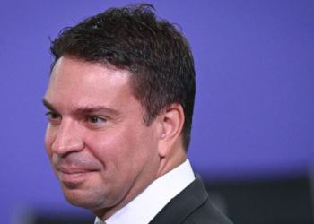 Alexandre Ramagem aguarda análise de pedido de asilo nos EUA, o que suspende temporariamente a deportação mesmo com extradição solicitada pelo Brasil.