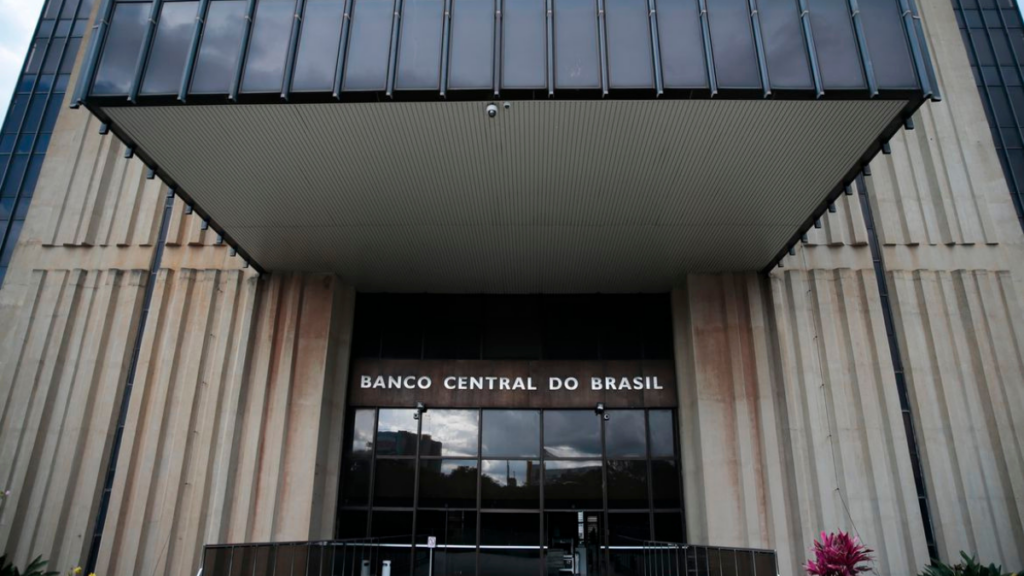 Banco Central liquida cooperativa Creditag por risco financeiro. Medida visa proteger credores e evitar impactos no sistema bancário.