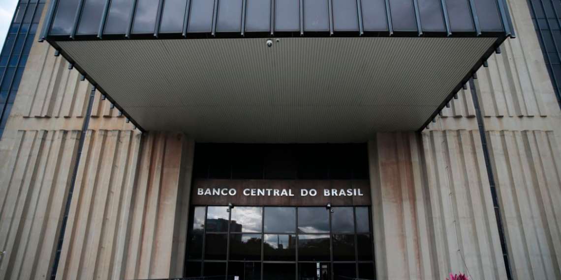 Banco Central liquida cooperativa Creditag por risco financeiro. Medida visa proteger credores e evitar impactos no sistema bancário.