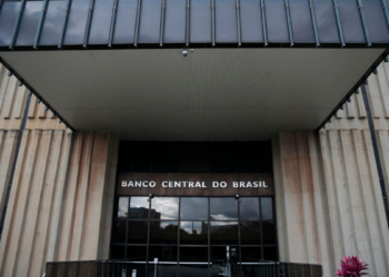 Banco Central liquida cooperativa Creditag por risco financeiro. Medida visa proteger credores e evitar impactos no sistema bancário.