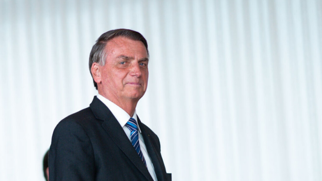 MPF arquiva investigação contra Jair Bolsonaro por falas sobre mulheres e aponta falta de base para ação civil pública.