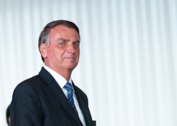 MPF arquiva investigação contra Jair Bolsonaro por falas sobre mulheres e aponta falta de base para ação civil pública.