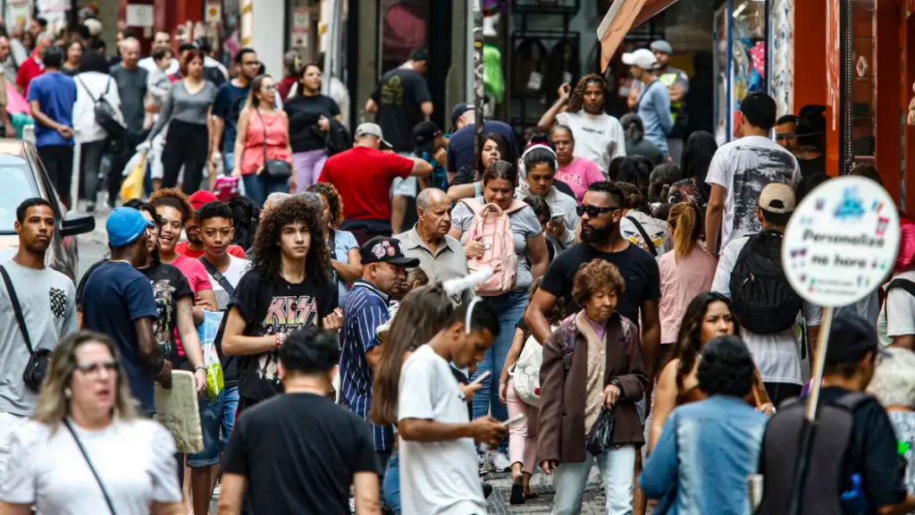 Dados da Pnad 2025 mostram que o Brasil envelhece, cresce menos e passa por mudanças na composição populacional, moradia e desigualdades regionais.