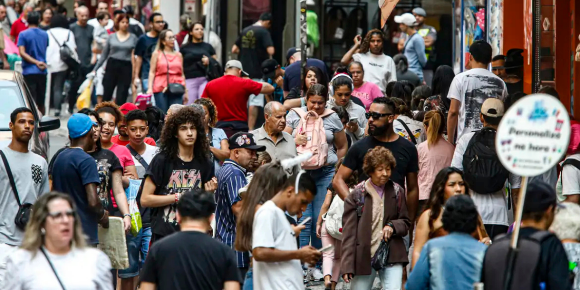 Dados da Pnad 2025 mostram que o Brasil envelhece, cresce menos e passa por mudanças na composição populacional, moradia e desigualdades regionais.