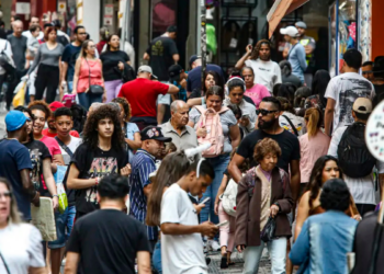 Dados da Pnad 2025 mostram que o Brasil envelhece, cresce menos e passa por mudanças na composição populacional, moradia e desigualdades regionais.