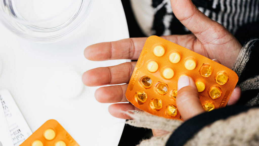 Polícia investiga organização criminosa que desviava medicamentos de alto custo e movimentou cerca de R$ 22 milhões em um ano no Brasil.
