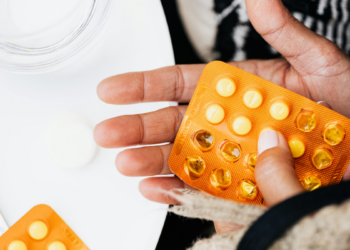 Polícia investiga organização criminosa que desviava medicamentos de alto custo e movimentou cerca de R$ 22 milhões em um ano no Brasil.