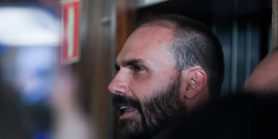 STF inicia julgamento de ação penal contra Eduardo Bolsonaro por difamação contra Tábata Amaral. Moraes vota por condenação a um ano de prisão em regime aberto.