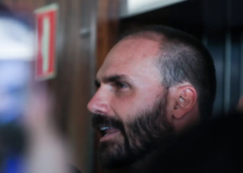 STF inicia julgamento de ação penal contra Eduardo Bolsonaro por difamação contra Tábata Amaral. Moraes vota por condenação a um ano de prisão em regime aberto.
