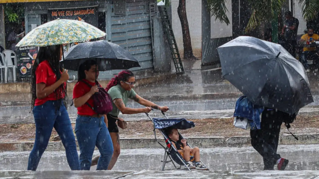 Feriado prolongado terá instabilidade no Brasil, com chuvas intensas no Norte e ventos fortes no Sul. Veja a previsão do tempo por região.