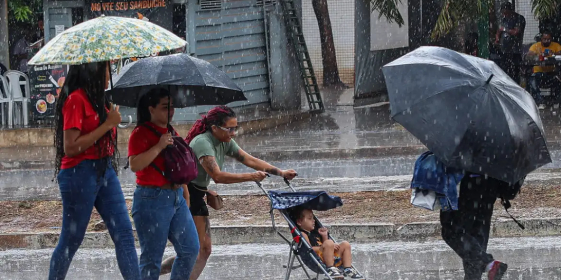 Feriado prolongado terá instabilidade no Brasil, com chuvas intensas no Norte e ventos fortes no Sul. Veja a previsão do tempo por região.