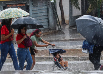 Feriado prolongado terá instabilidade no Brasil, com chuvas intensas no Norte e ventos fortes no Sul. Veja a previsão do tempo por região.