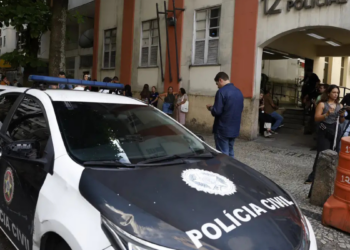 Adolescente é internado por seis meses após decisão judicial sobre estupro coletivo em Copacabana. Caso segue sob investigação para identificar outros envolvidos.