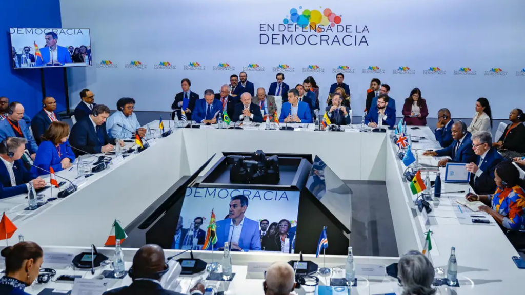 Em discurso na Espanha, Lula defendeu o multilateralismo, criticou conflitos armados e pediu regras internacionais para redes digitais sob coordenação da ONU.