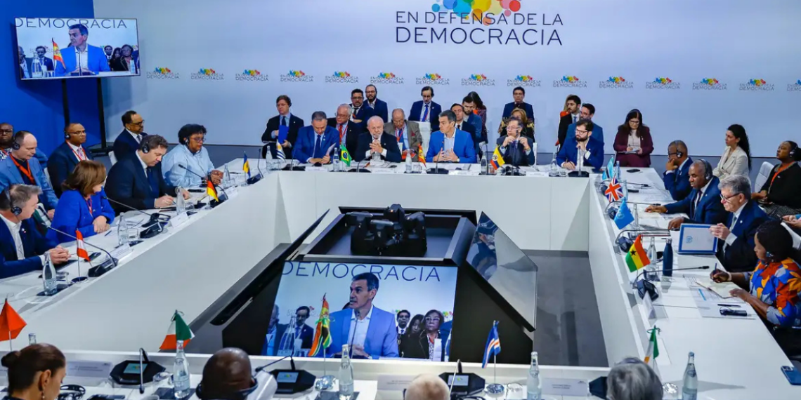 Em discurso na Espanha, Lula defendeu o multilateralismo, criticou conflitos armados e pediu regras internacionais para redes digitais sob coordenação da ONU.