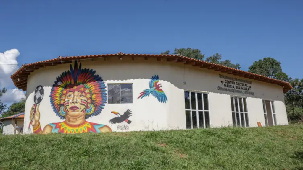 Cerca de 914 mil indígenas vivem em cidades brasileiras e ainda enfrentam preconceito e invisibilidade cultural, segundo o IBGE. Relatos mostram desafios na educação e no cotidiano urbano.