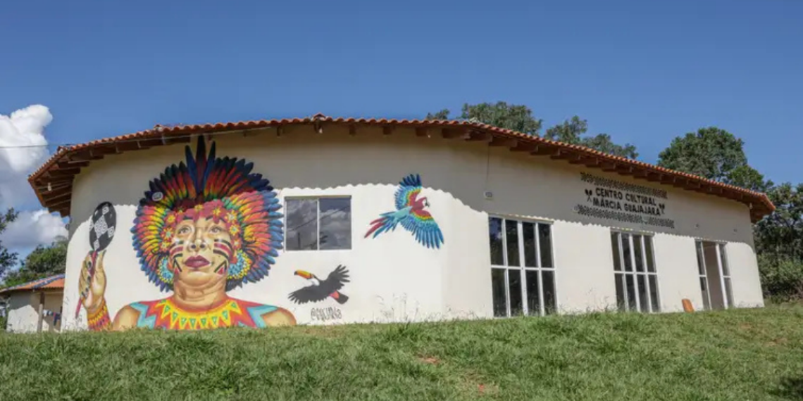Cerca de 914 mil indígenas vivem em cidades brasileiras e ainda enfrentam preconceito e invisibilidade cultural, segundo o IBGE. Relatos mostram desafios na educação e no cotidiano urbano.
