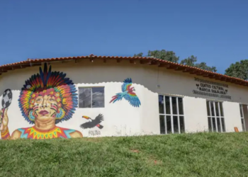 Cerca de 914 mil indígenas vivem em cidades brasileiras e ainda enfrentam preconceito e invisibilidade cultural, segundo o IBGE. Relatos mostram desafios na educação e no cotidiano urbano.