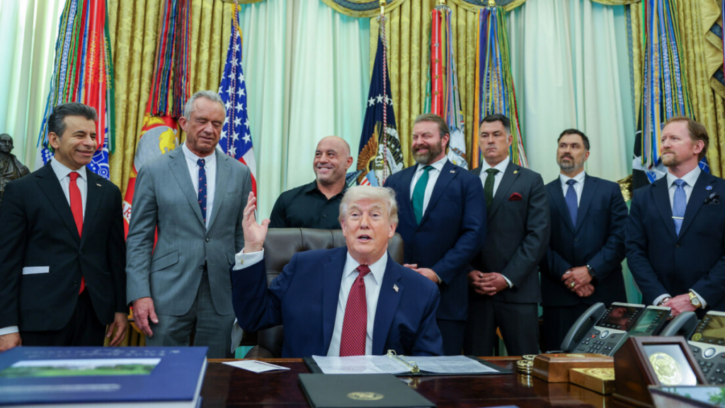 Donald Trump ameaça ações militares contra o Irã em meio a negociações tensas e disputa pelo Estreito de Ormuz, elevando riscos geopolíticos e econômicos.