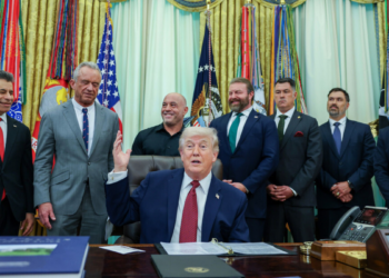 Donald Trump ameaça ações militares contra o Irã em meio a negociações tensas e disputa pelo Estreito de Ormuz, elevando riscos geopolíticos e econômicos.