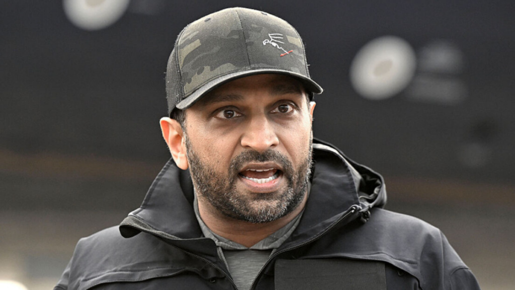 Relatos publicados pela The Atlantic apontam críticas internas à gestão de Kash Patel no FBI, incluindo alegações sobre comportamento, decisões e clima organizacional.