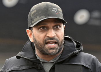Relatos publicados pela The Atlantic apontam críticas internas à gestão de Kash Patel no FBI, incluindo alegações sobre comportamento, decisões e clima organizacional.