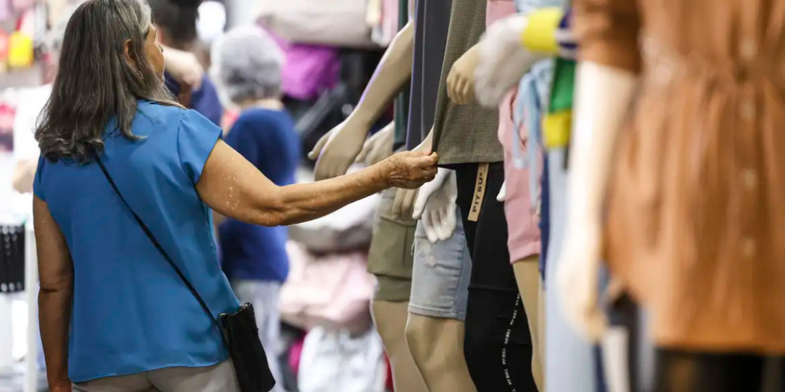 Economia prateada ganha força no Brasil com envelhecimento da população, movimentando trilhões e criando novas oportunidades de negócios e consumo.