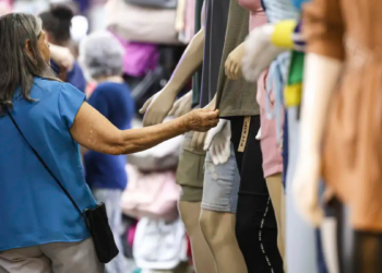 Economia prateada ganha força no Brasil com envelhecimento da população, movimentando trilhões e criando novas oportunidades de negócios e consumo.