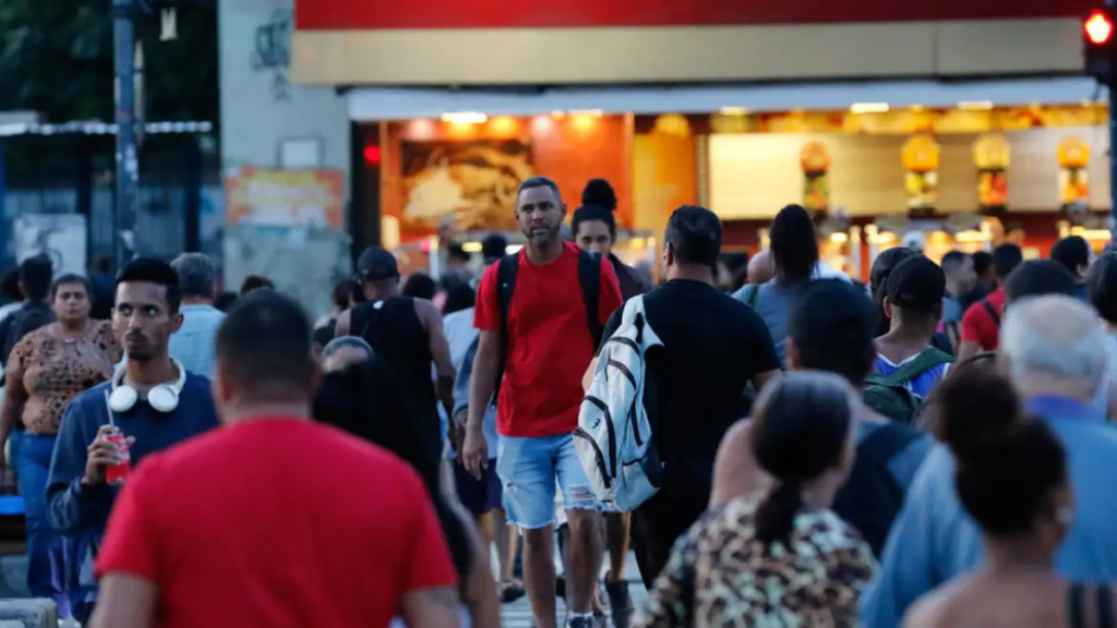 Ambientes de trabalho tóxicos impulsionam casos de ansiedade, burnout e afastamentos no Brasil. Nova regra exige que empresas controlem riscos psicossociais.