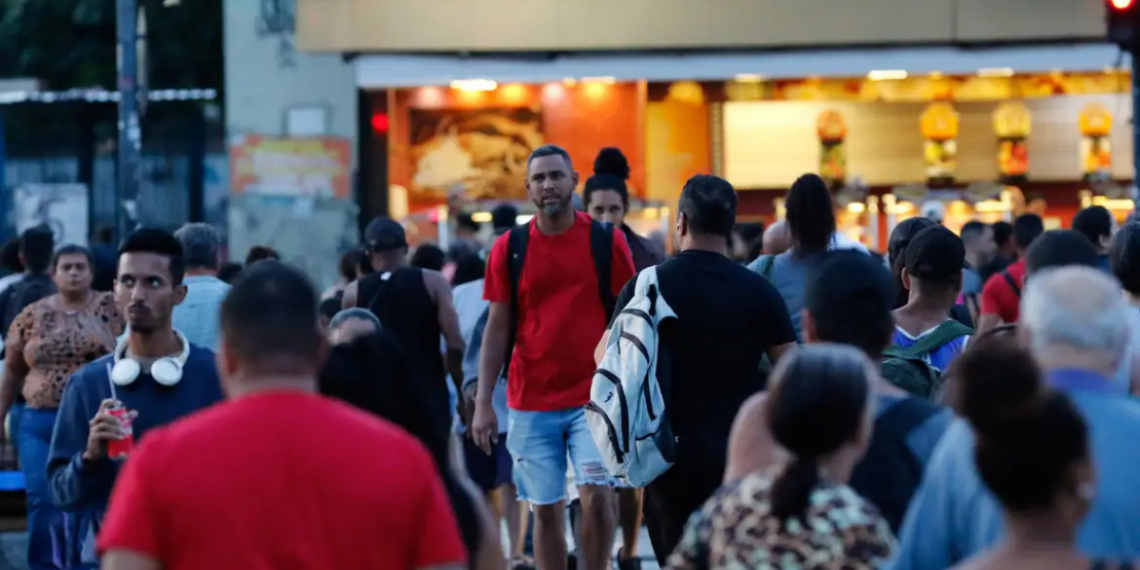 Ambientes de trabalho tóxicos impulsionam casos de ansiedade, burnout e afastamentos no Brasil. Nova regra exige que empresas controlem riscos psicossociais.
