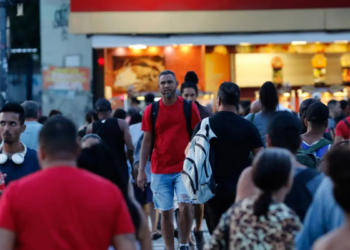 Ambientes de trabalho tóxicos impulsionam casos de ansiedade, burnout e afastamentos no Brasil. Nova regra exige que empresas controlem riscos psicossociais.