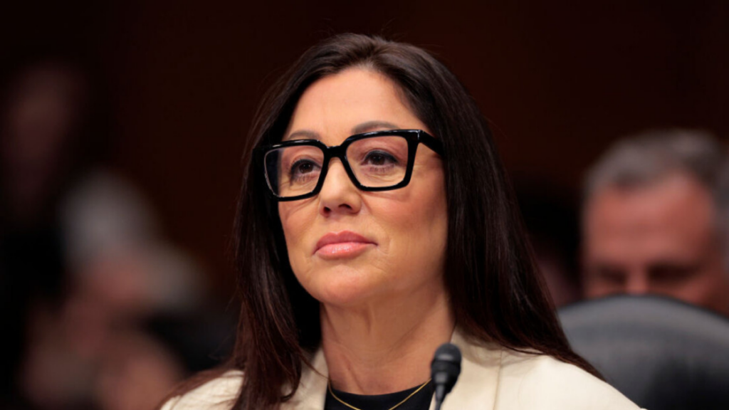Lori Chavez-DeRemer deixa o cargo de secretária do Trabalho dos EUA em meio a controvérsias e relatos de investigações, segundo o The New York Times.