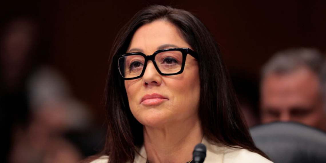Lori Chavez-DeRemer deixa o cargo de secretária do Trabalho dos EUA em meio a controvérsias e relatos de investigações, segundo o The New York Times.
