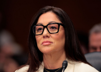 Lori Chavez-DeRemer deixa o cargo de secretária do Trabalho dos EUA em meio a controvérsias e relatos de investigações, segundo o The New York Times.