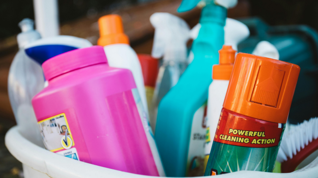 Especialistas alertam que misturar produtos de limpeza pode gerar gases tóxicos e intoxicações. Uso inadequado pode afetar o sistema respiratório e a saúde.