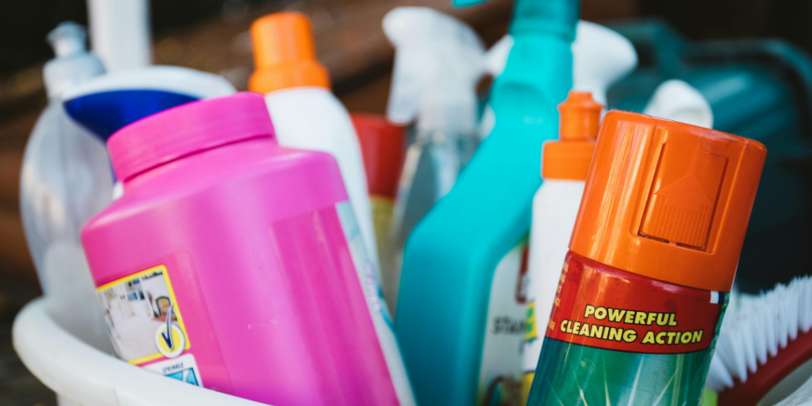 Especialistas alertam que misturar produtos de limpeza pode gerar gases tóxicos e intoxicações. Uso inadequado pode afetar o sistema respiratório e a saúde.