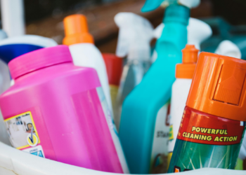 Especialistas alertam que misturar produtos de limpeza pode gerar gases tóxicos e intoxicações. Uso inadequado pode afetar o sistema respiratório e a saúde.